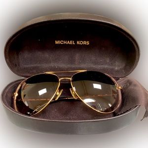 Stunning Aviators Michael Kors sunglasses!